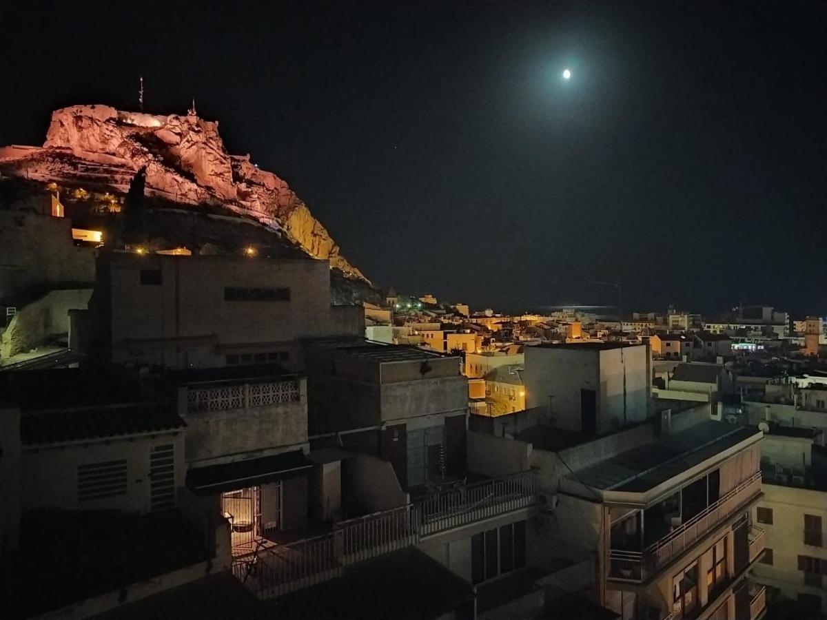 Corazon De Alicante Con Vistas Al Mar Y Al Castillo Exterior foto