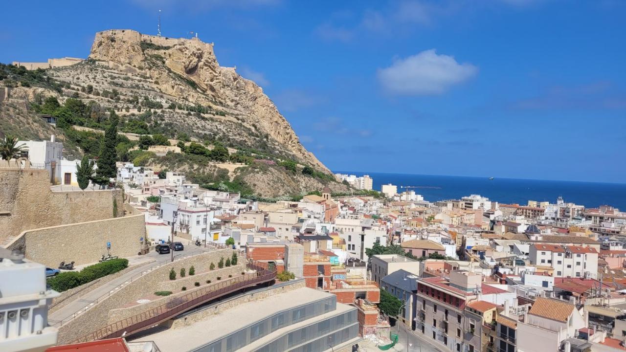 Corazon De Alicante Con Vistas Al Mar Y Al Castillo Exterior foto
