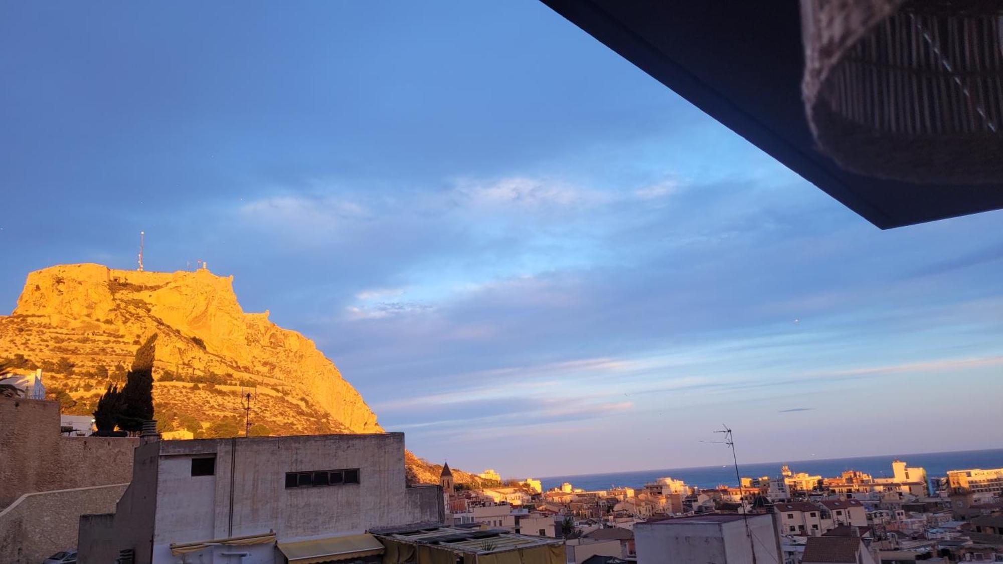 Corazon De Alicante Con Vistas Al Mar Y Al Castillo Exterior foto
